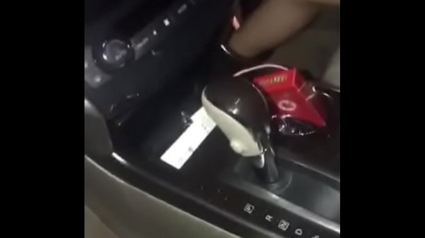 火爆網紅鹿少女地下車庫車壞請帥哥修車，車內激情啪啪對白清晰呻吟刺激