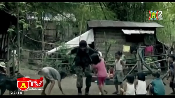 vợ chồng đi du lịch biển đảo ở Philipin ,sáng sớm đang ngủ trên giường thì bị khủng bố ập vào bắt cóc,vợ chưa kịp mặc quần áo  -phần cuối