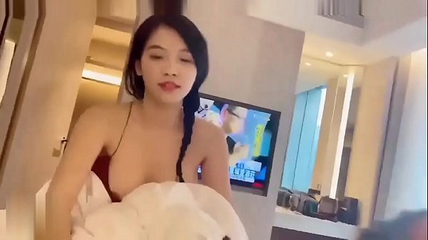 大叔狠幹清純女主播叫聲爽