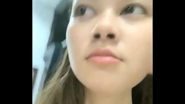 夏日夜晚，南昌街头，小萝莉户外露出，公厕啪啪，撒尿，美胸粉鲍，夜幕下公共场合好刺激