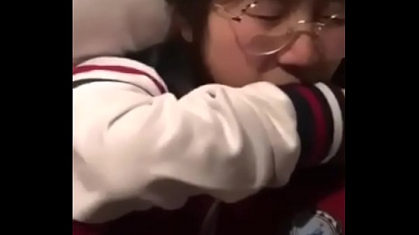 极品萝莉眼镜00后学生妹和男友初尝禁果破处刚插进去疼的乱叫，插了一会疯狂迎合，国产自拍露脸女神