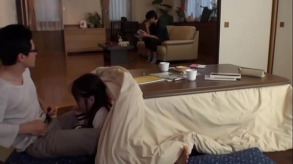 Japoneses follan debajo del kotatsu