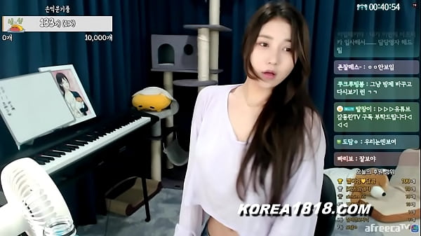 SUPER sexy Korean babe accidentally shows off tits whlie dancing!